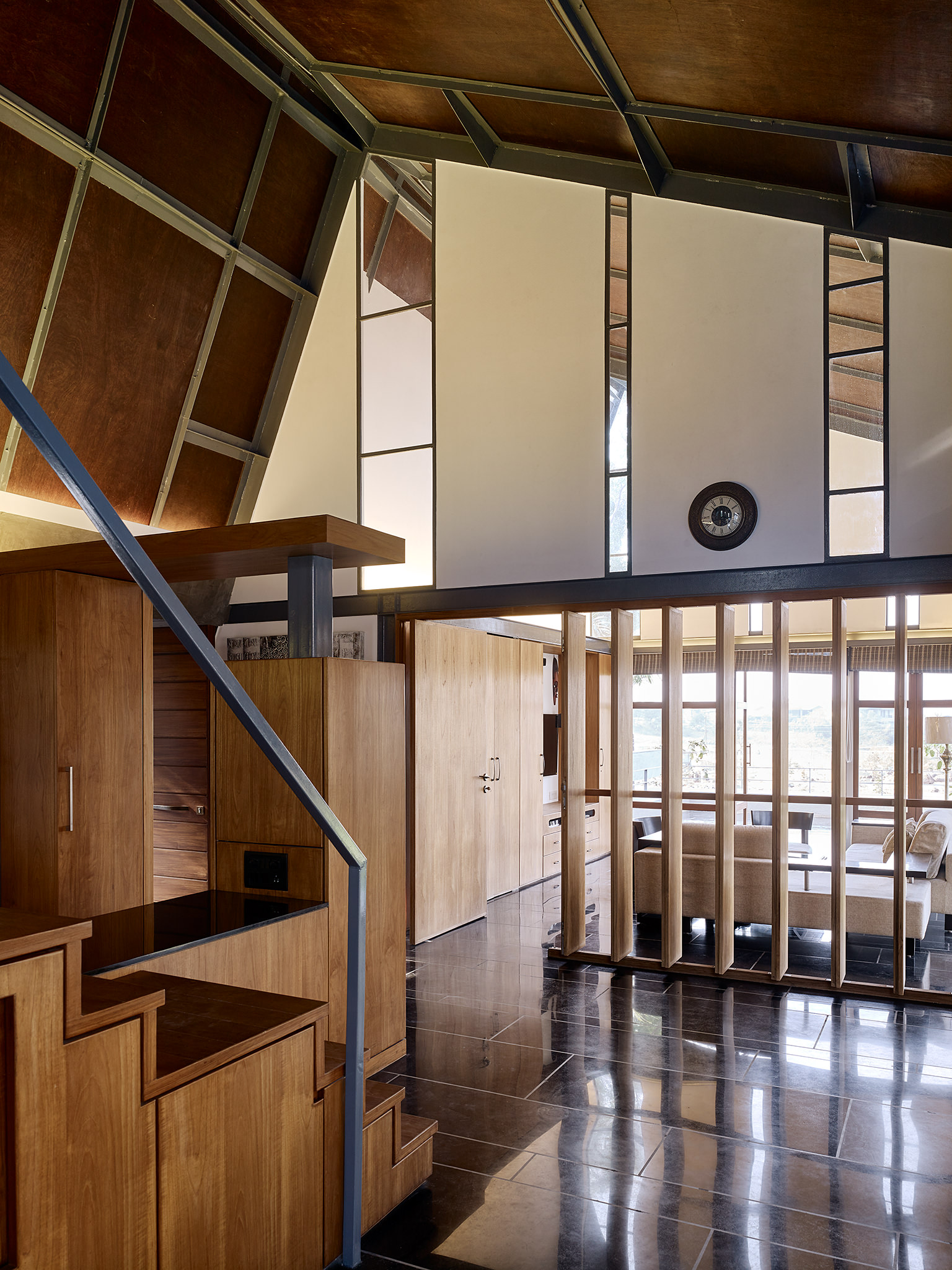 Opolis Architects, roof-house in Khandala